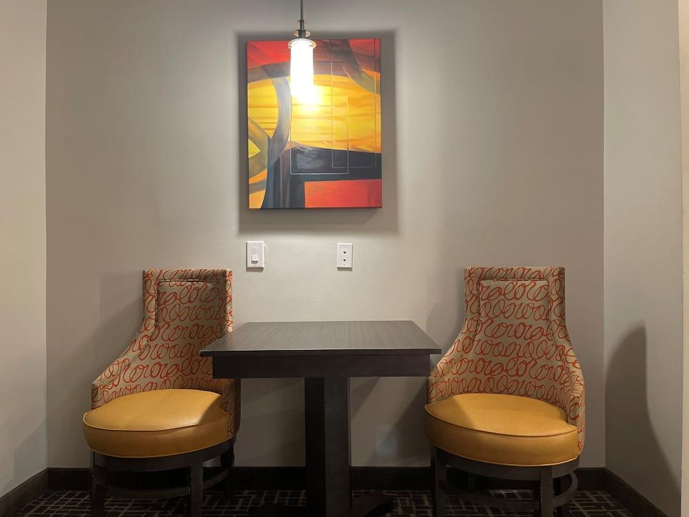 Holiday Inn Express & Suites Gonzales by IHG photo 8