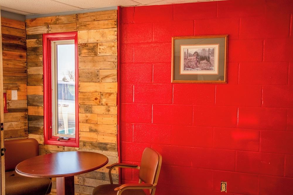 OYO Crossroads Inn photo 30