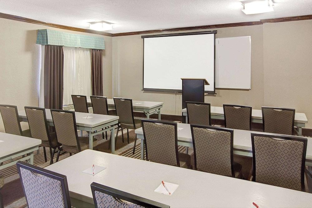 Ramada by Wyndham Houston Intercontinental Airport South photo 28