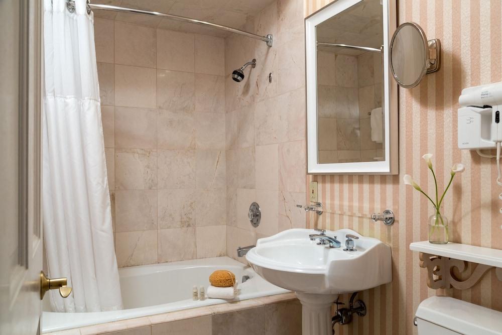 Chateau Inn and Suites photo 44