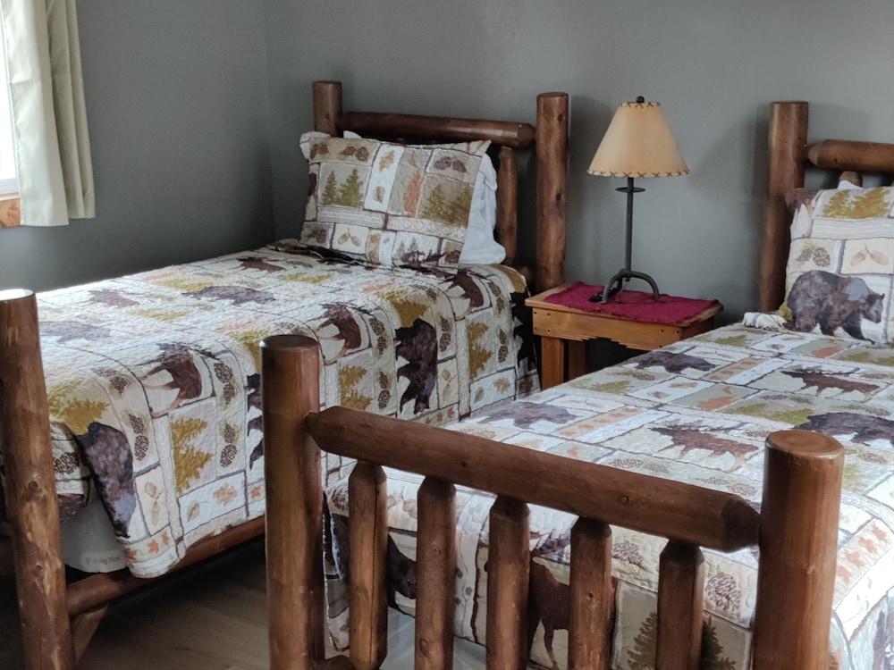 Twin Pines Lodge & Cabins photo 28