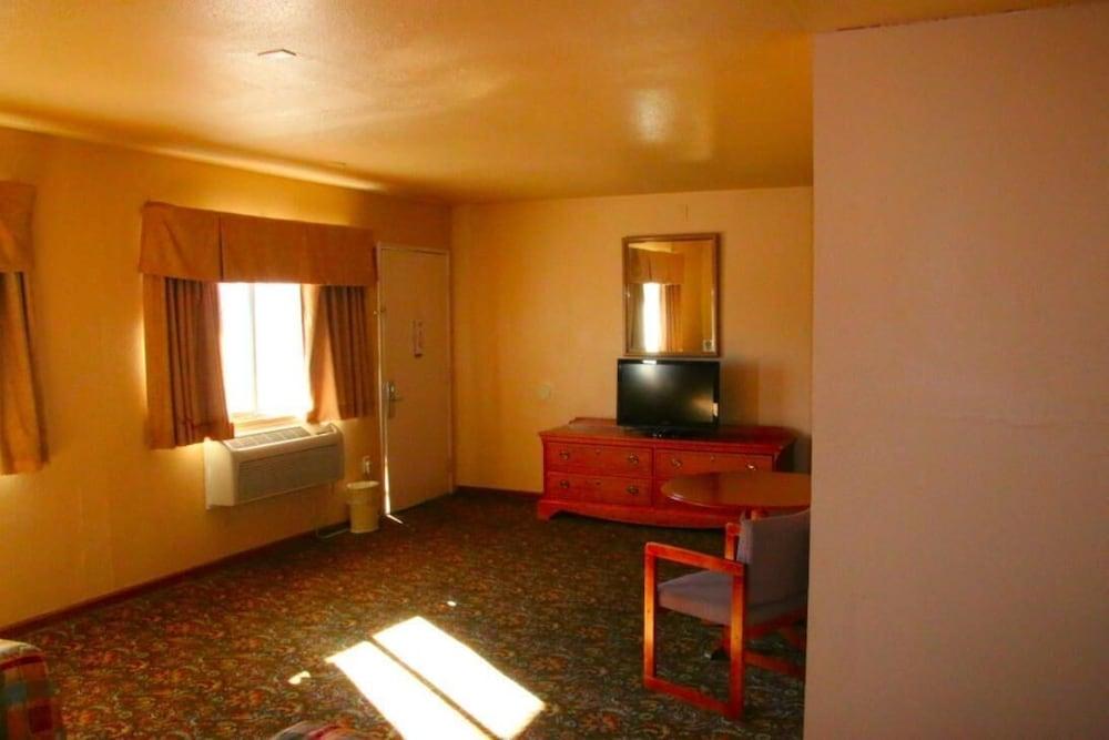 Travelers Inn photo 24