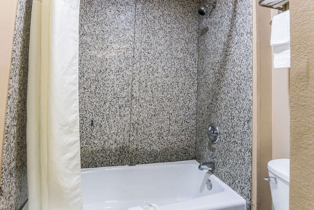 Quality Inn & Suites photo 16
