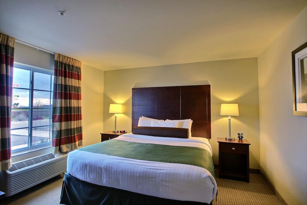 AmericInn by Wyndham Oshkosh photo 3