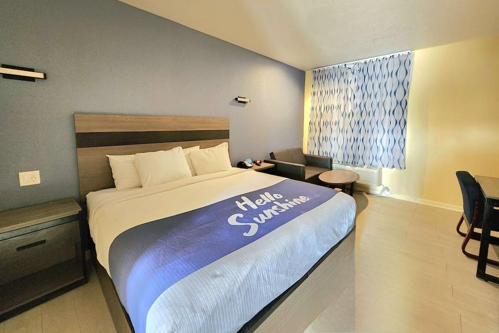 Days Inn by Wyndham Freeport photo 2