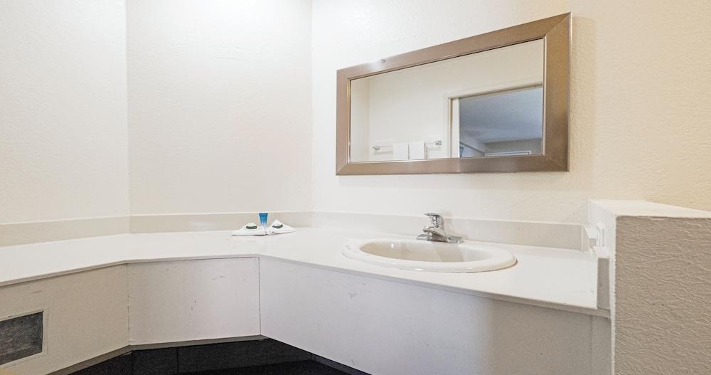 Budget Inn and Suites photo 20