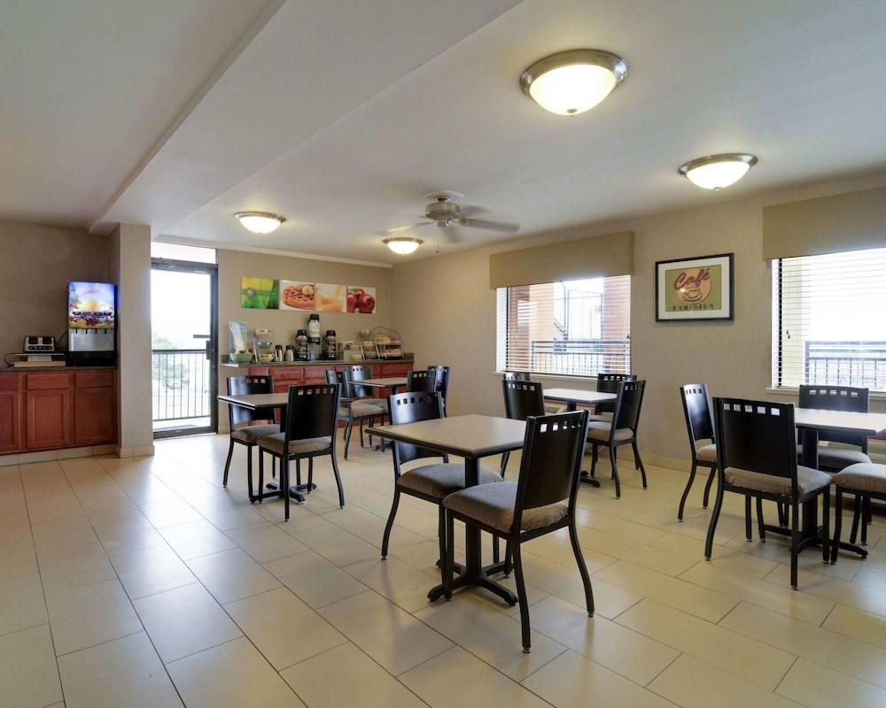 Quality Inn & Suites Clarksville photo 12