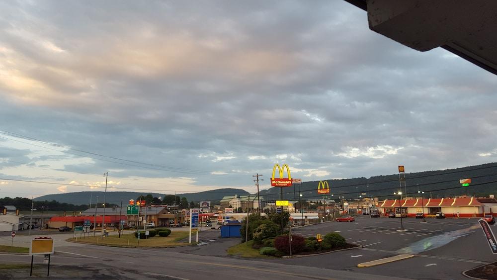 Breezwood Motel photo 10