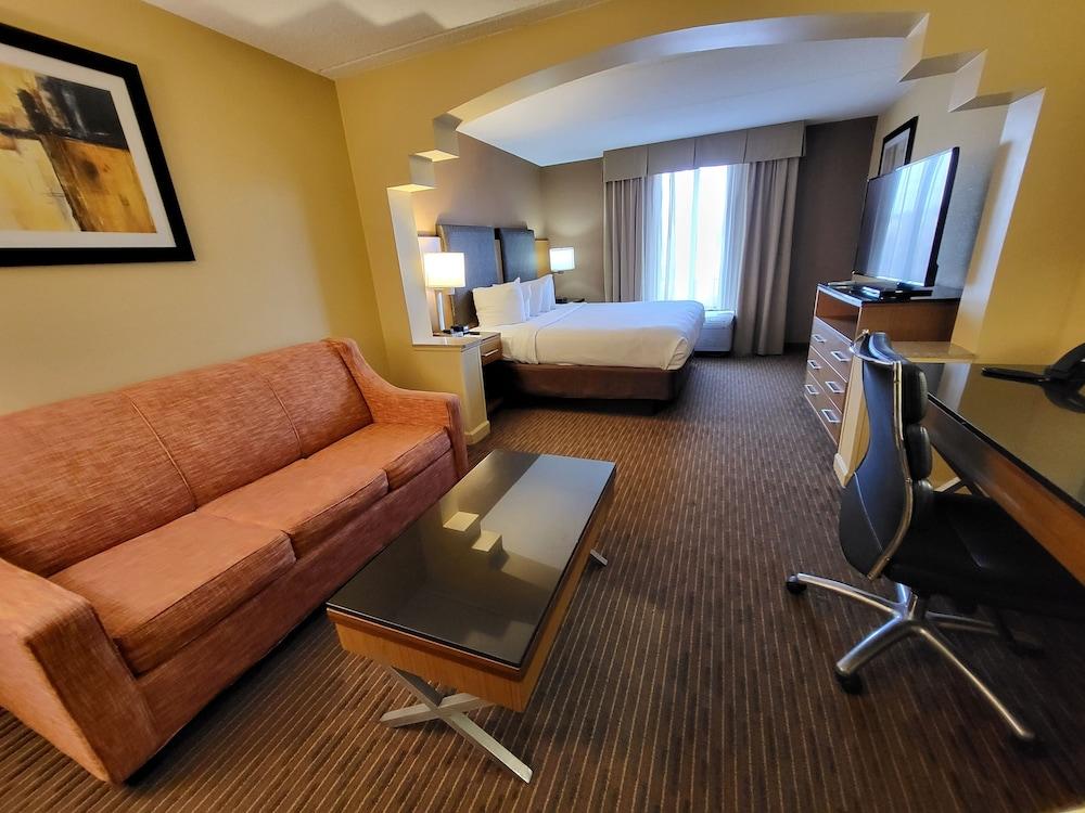 Wingate by Wyndham Greensboro/Coliseum photo 7