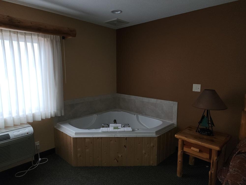 Pine Peaks Lodge & Suites photo 13