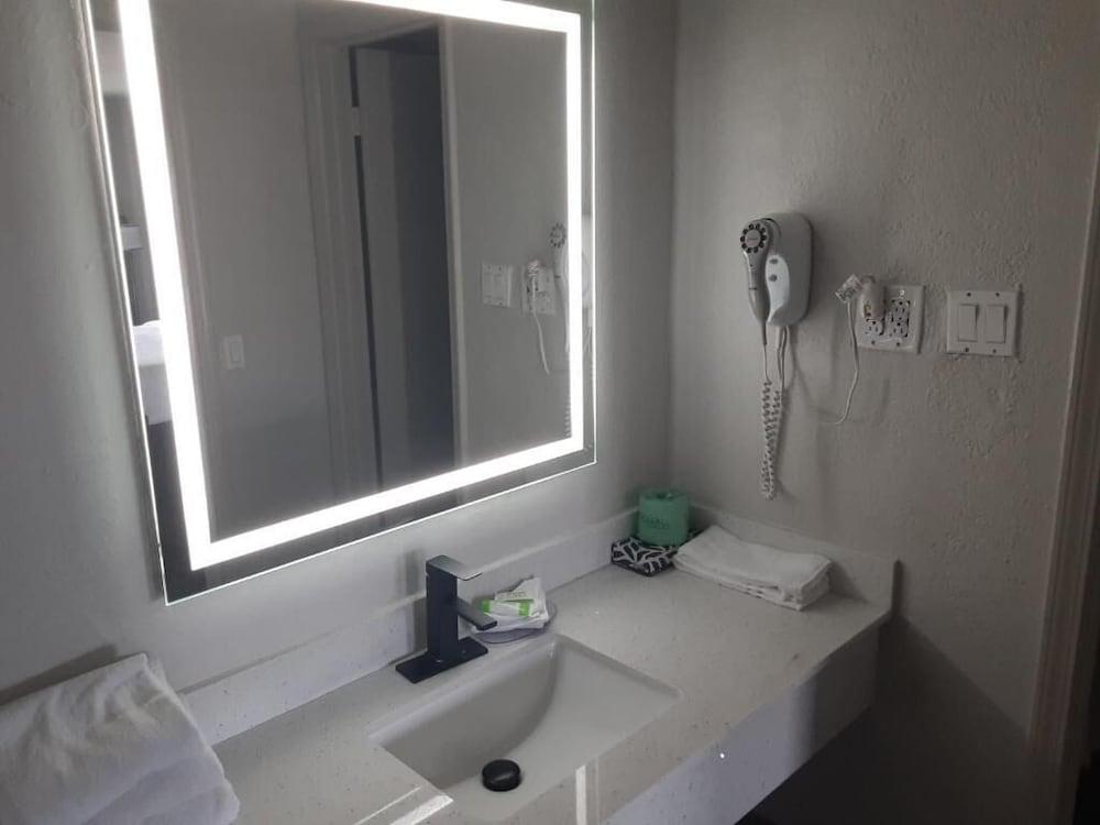 Causeway Inn - Metairie photo 4
