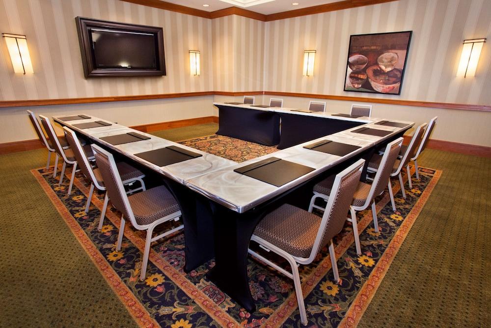 Hilton Chicago/Oak Brook Suites photo 51