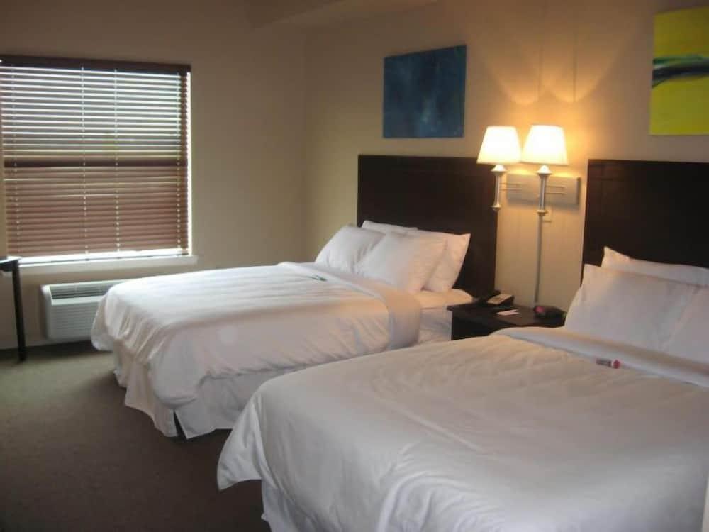 Ambassador Inn & Suites photo 2