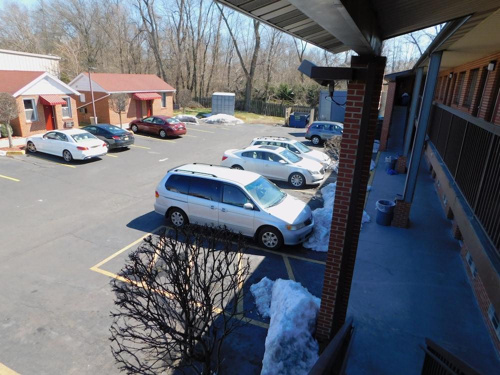 Mounts Motel photo 6