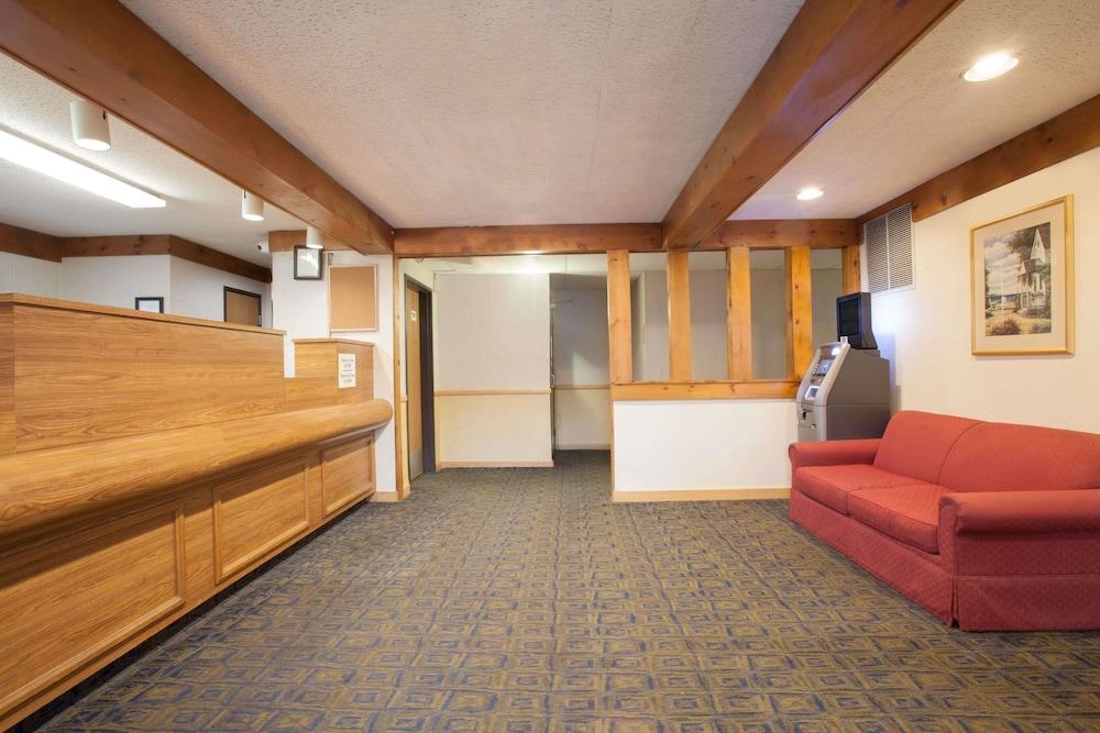 Super 8 by Wyndham Oneonta/Cooperstown photo 2