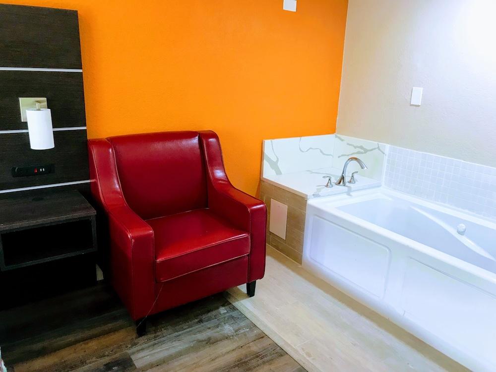 Tropical Inn & Suites photo 87