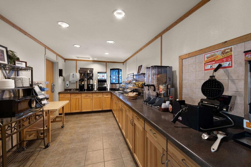 Rodeway Inn & Suites Tomahawk photo 32