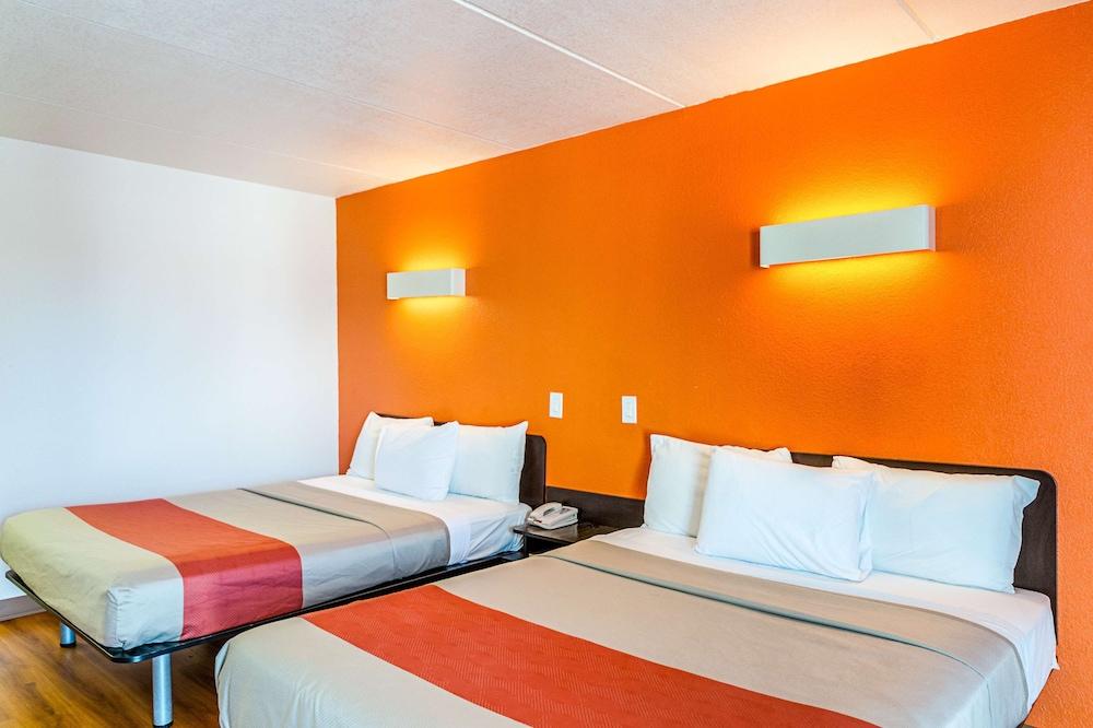 Motel 6 Cleveland, TX photo 4