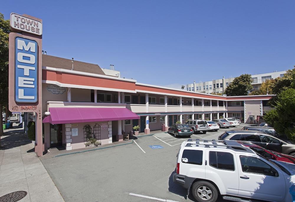 Townhouse Motel photo 21