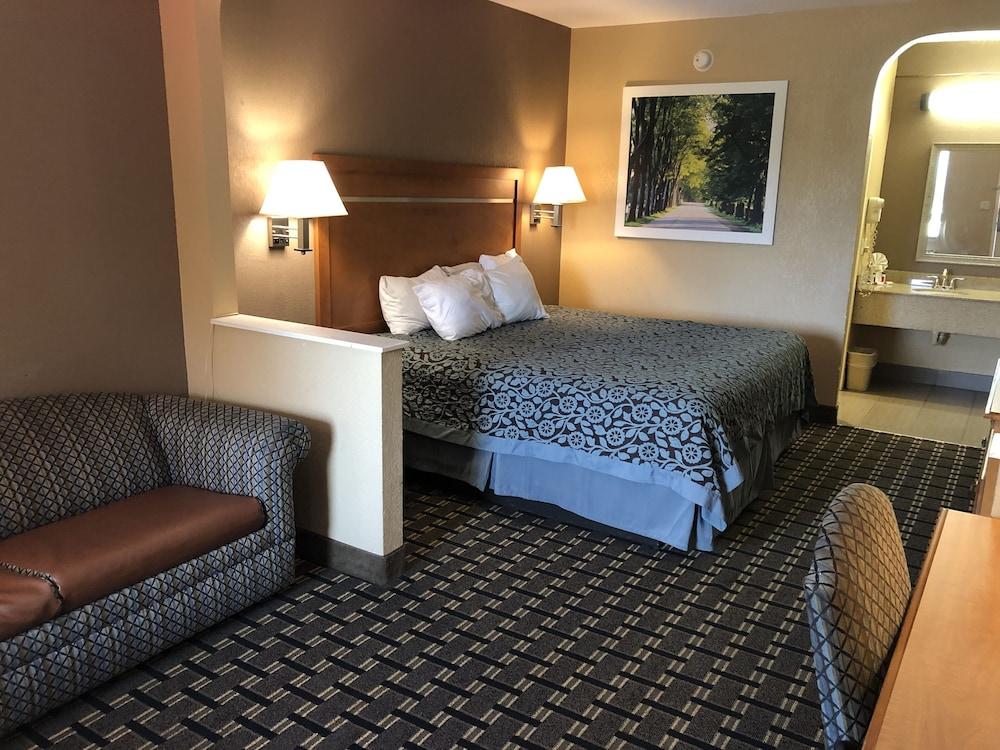 Days Inn by Wyndham Columbus photo 34