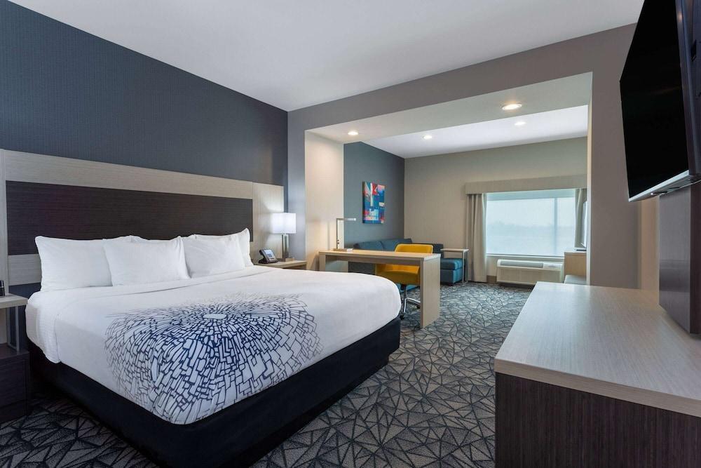 La Quinta Inn & Suites by Wyndham Shorewood photo 13