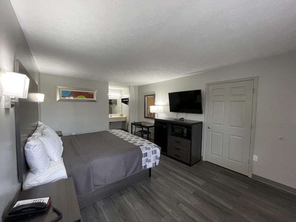 Embassy Inn photo 7