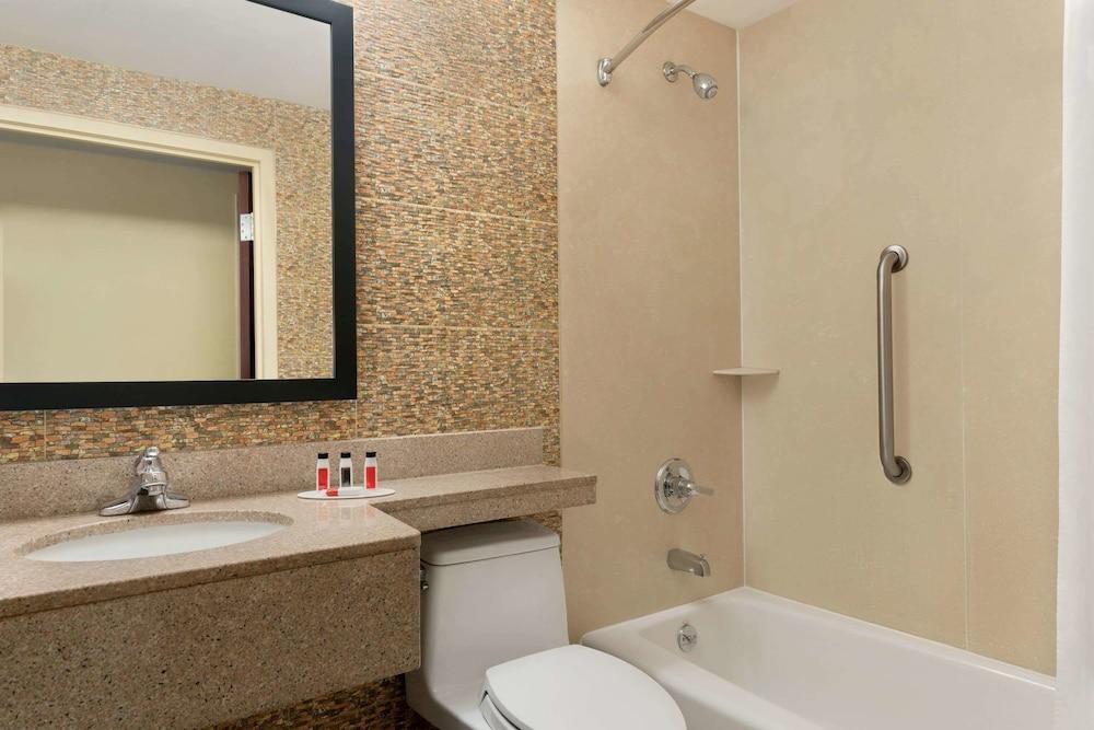Days Inn by Wyndham Brooklyn photo 25