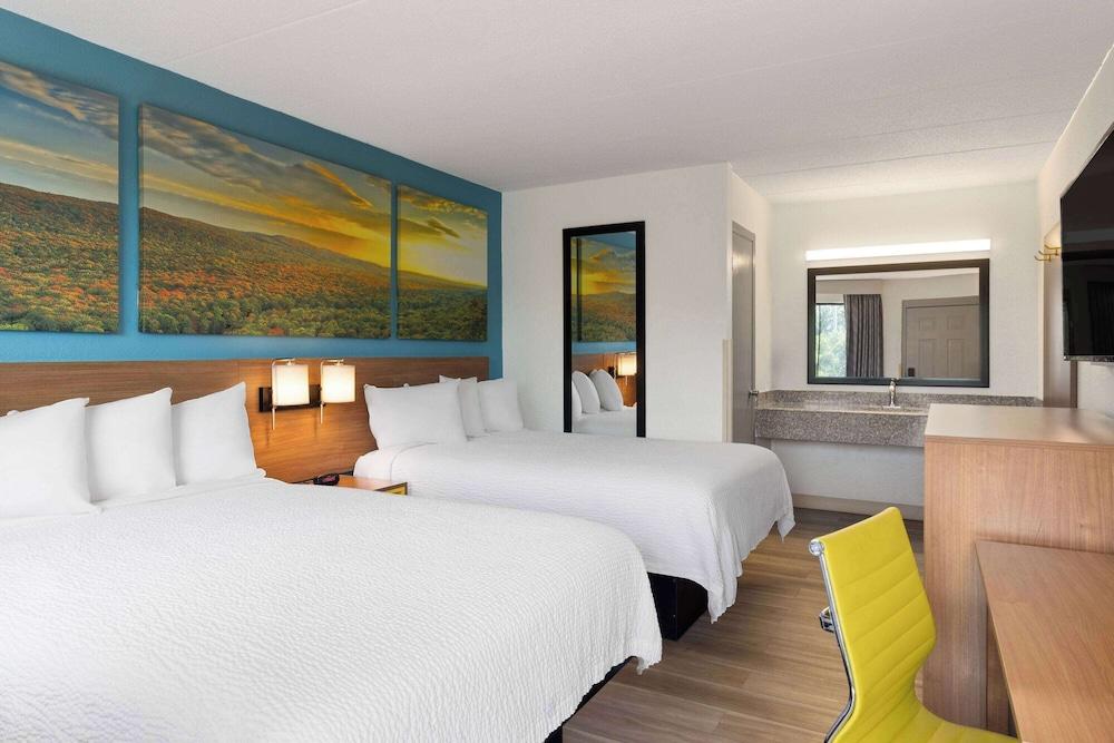 Days Inn & Suites by Wyndham Indianapolis Airport East photo 7