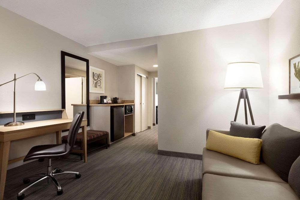 Country Inn & Suites by Radisson, Washington, D.C. East - Capitol Heights, MD photo 9