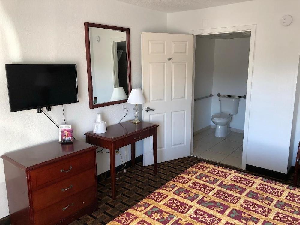 Budget Inn Cocoa photo 31