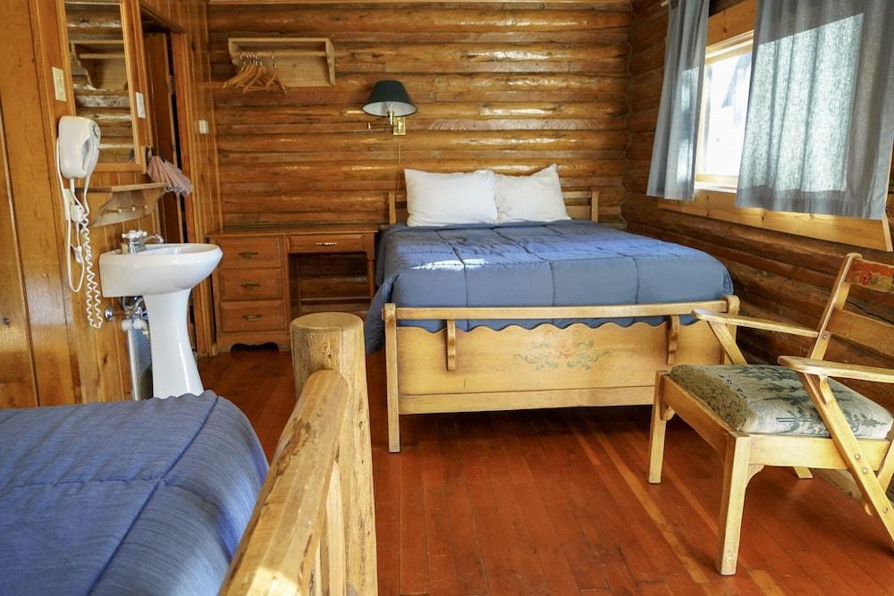 Twin Pines Lodge & Cabins photo 25