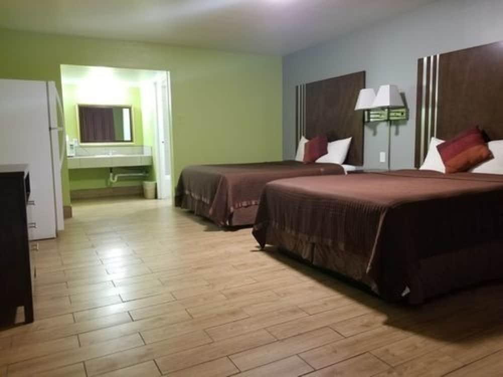 Frontier Motel photo 13