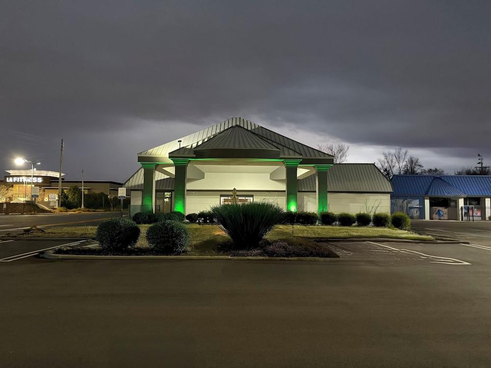Quality Inn and Suites Livonia photo 26