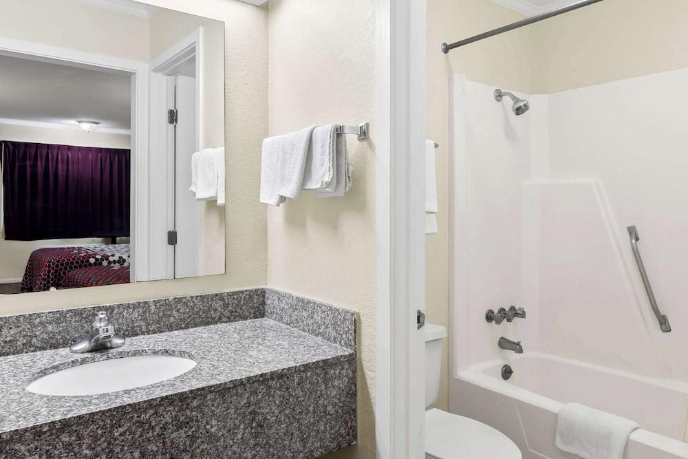 Econo Lodge St. George photo 10