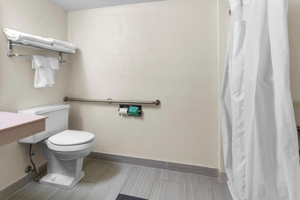 Suburban Studios Altoona photo 24