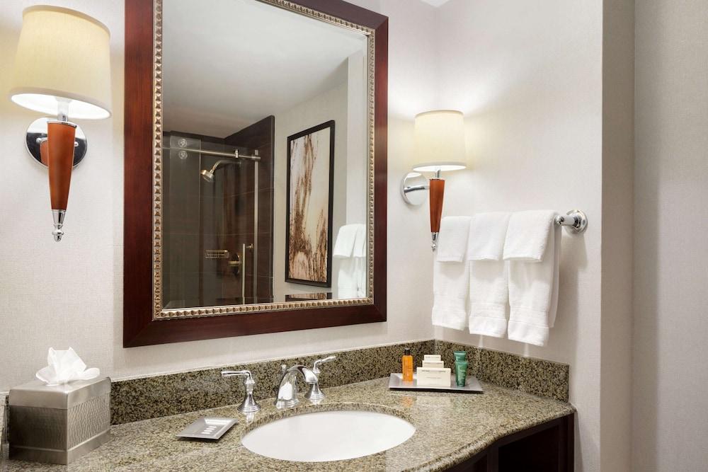 Hilton East Brunswick Hotel & Executive Meeting Center photo 15