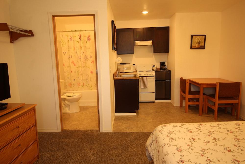 Mariner's Cove Inn photo 32