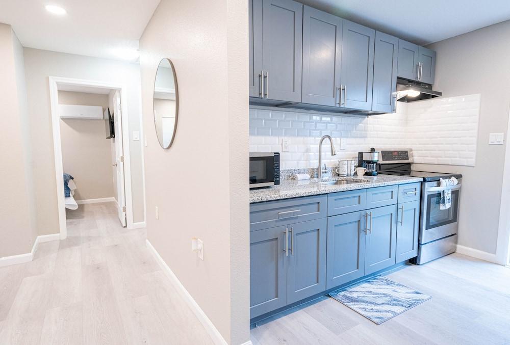 University Serenity Suites 14th photo 21