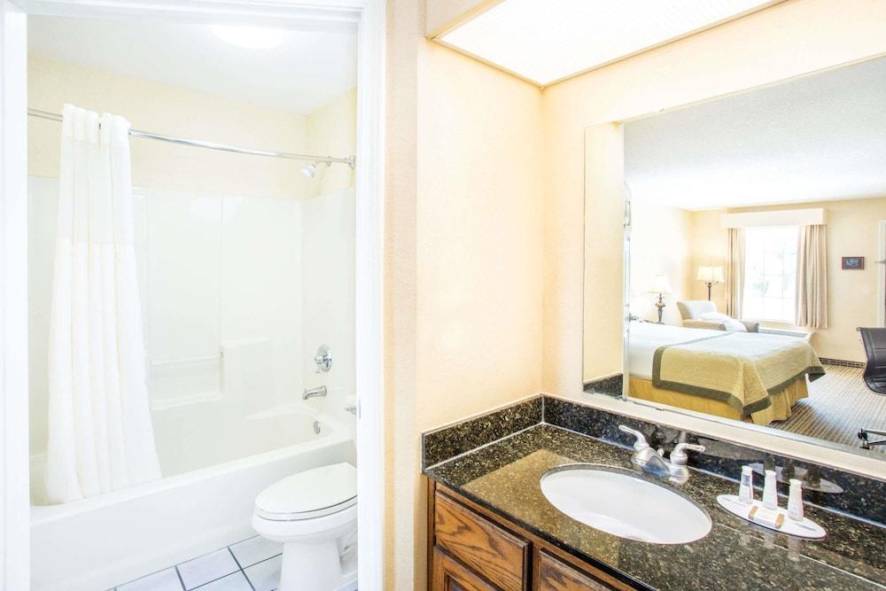 Baymont by Wyndham Dunn photo 6