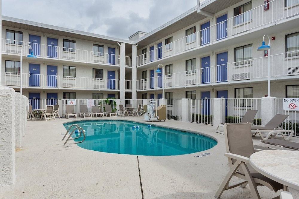 Super 6 Inn & Suites Baton Rouge photo 28