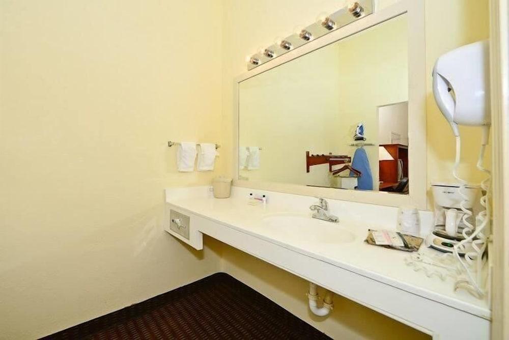 Manchester Heritage Inn And Suites photo 19
