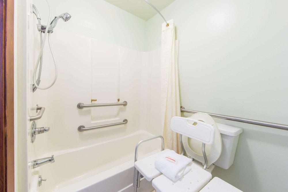 Days Inn by Wyndham West Point photo 11