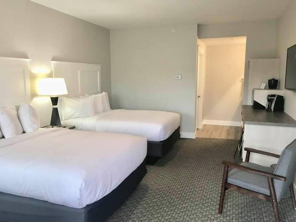 Empire Lakeshore Inn photo 4