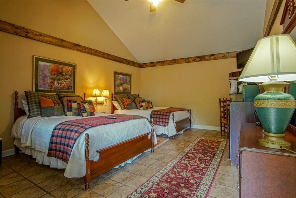 Hemlock Inn photo 2