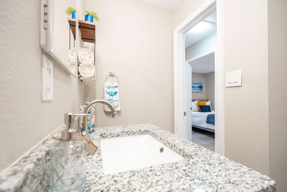 University Serenity Suites 14th photo 16