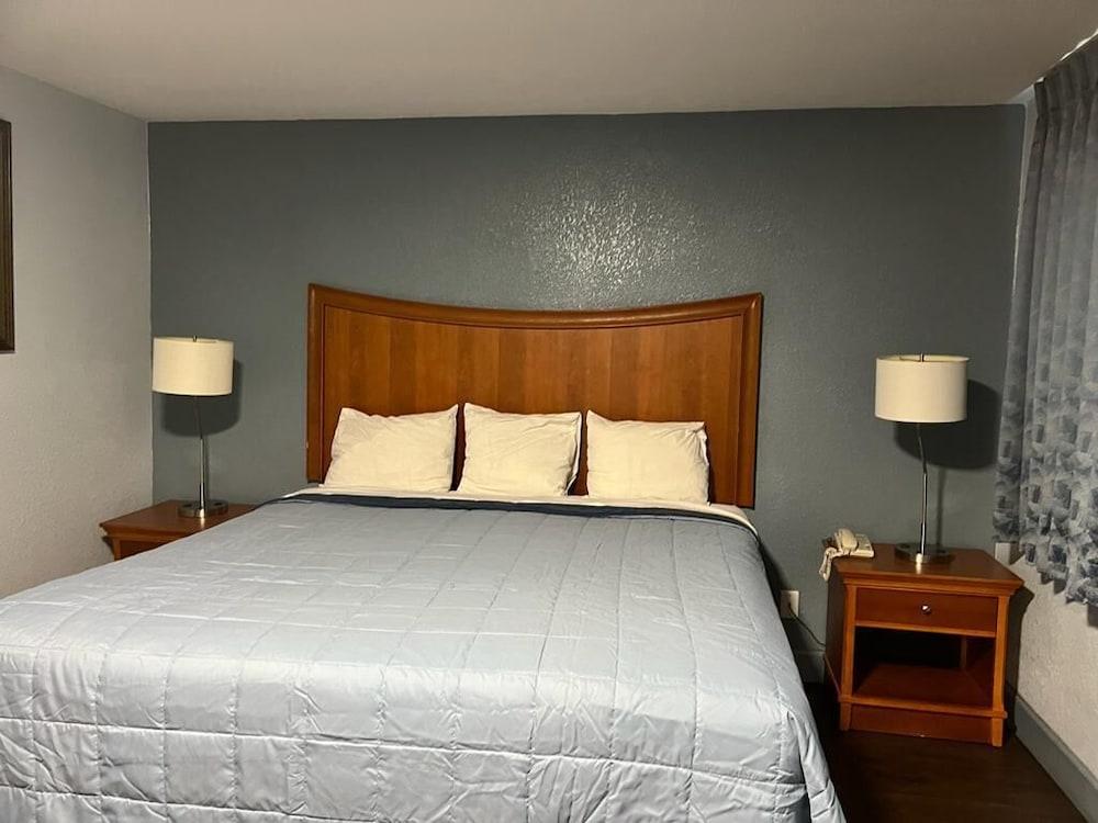 Holiday Motel photo 6