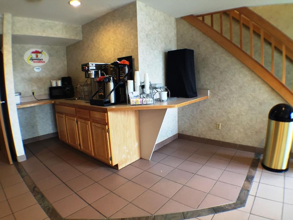 Super 8 by Wyndham Canandaigua photo 40