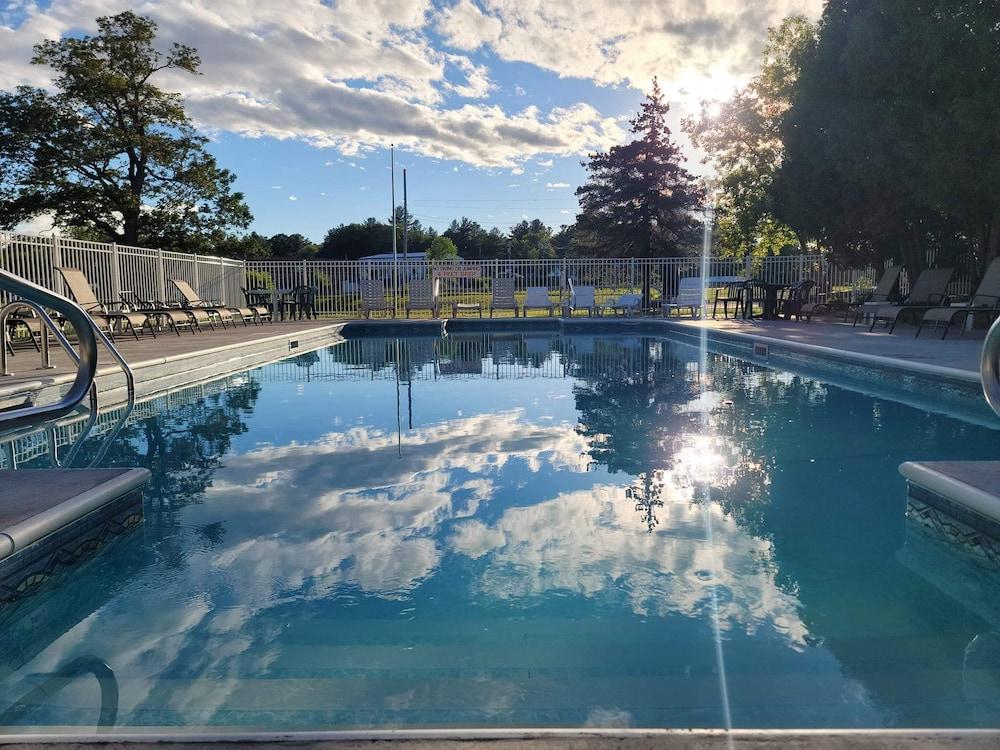 Capt.'s Inn & Suites photo 2