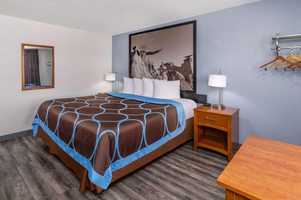 Super 8 by Wyndham Clayton photo 12