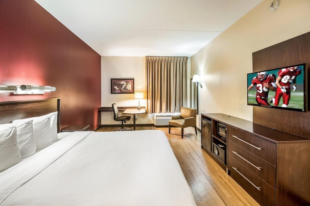 Red Roof Inn PLUS+ Austin South photo 13